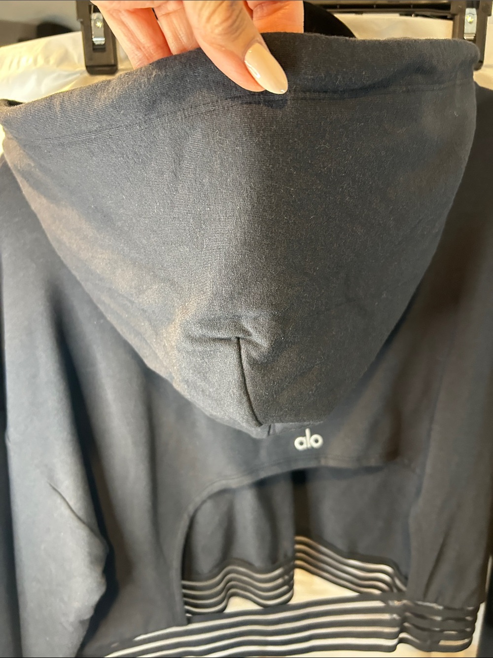 ALO Yoga Women Black Hooded Cropped Pullover with Striped Hem - Picture 5 of 8